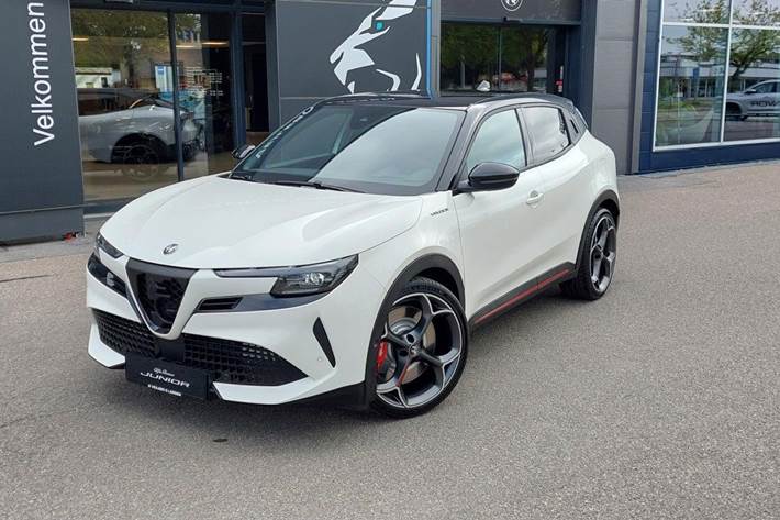 Hvid Alfa Romeo Junior fra 2025 set udefra