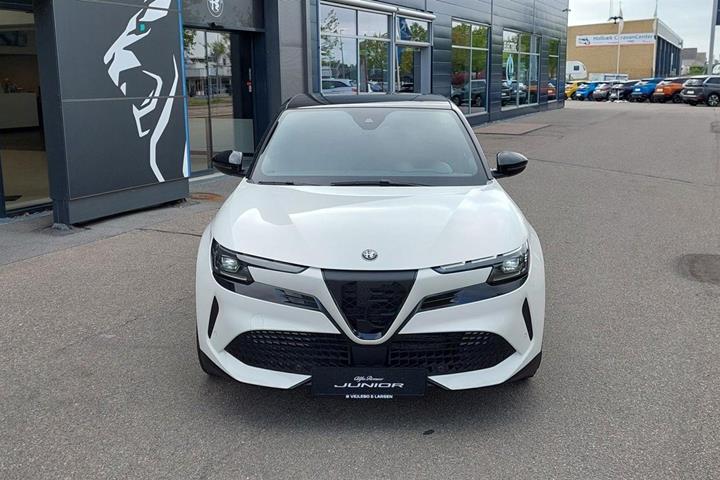 Hvid Alfa Romeo Junior fra 2025 set udefra