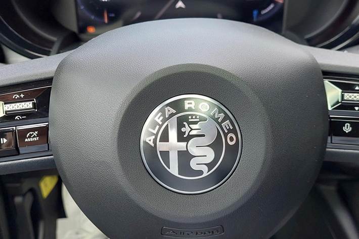 Hvid Alfa Romeo Junior fra 2025