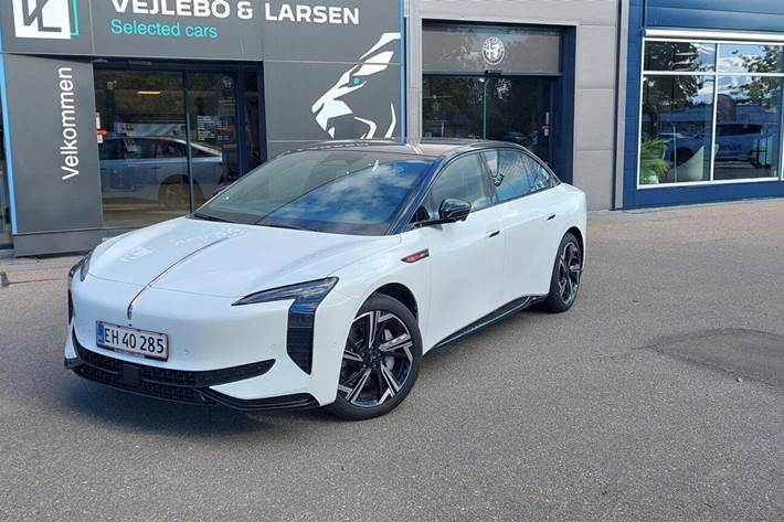 Hvid Hongqi EH7 fra 2025 set udefra