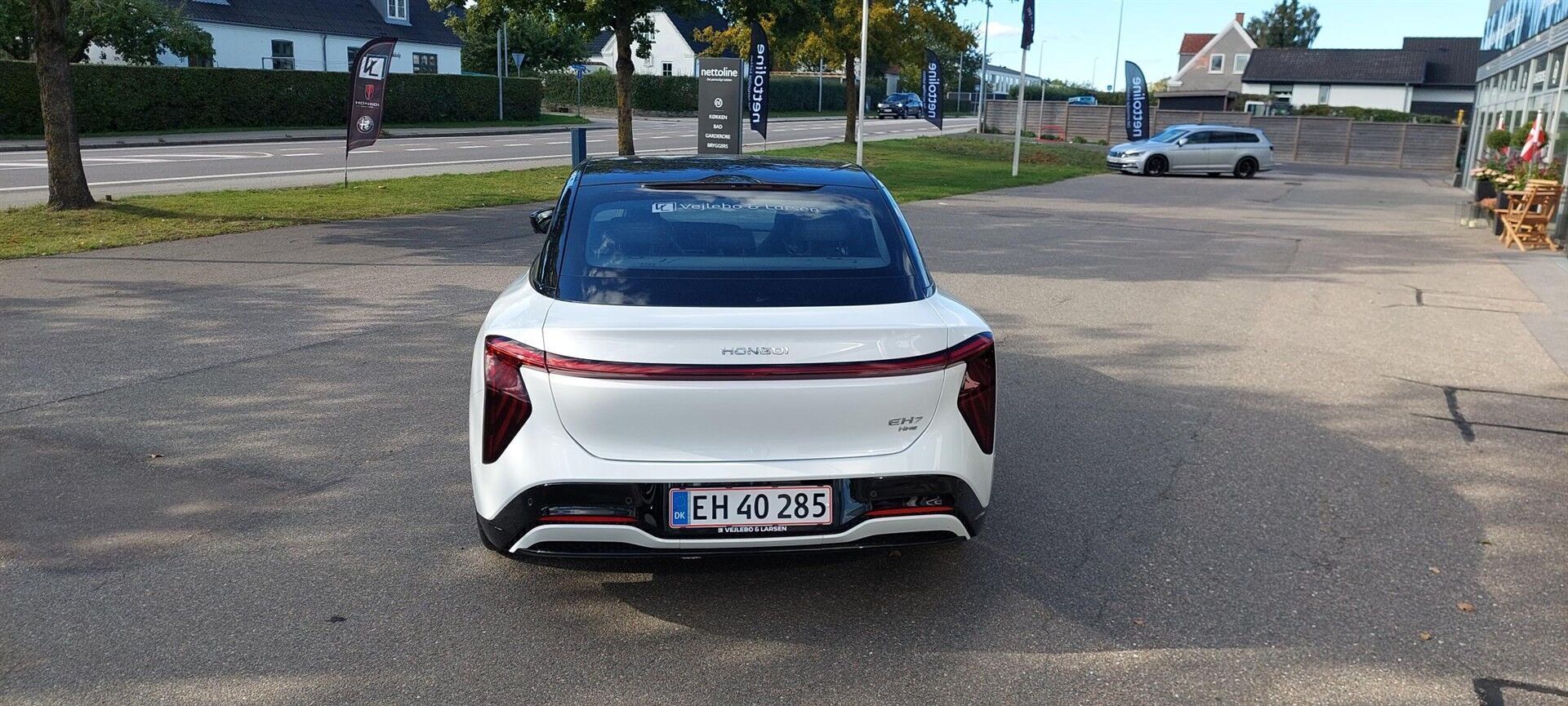 Hvid Hongqi EH7 fra 2025