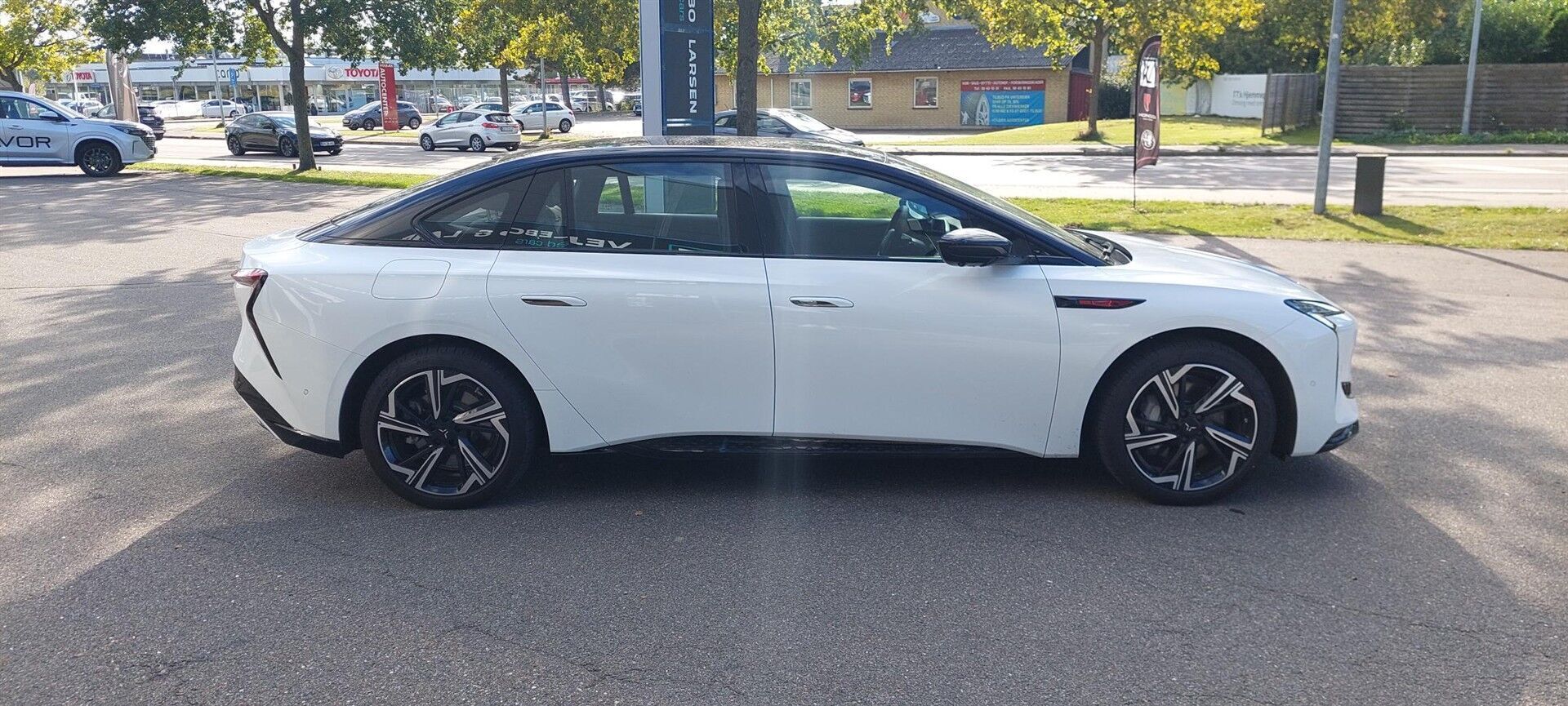 Hvid Hongqi EH7 fra 2025