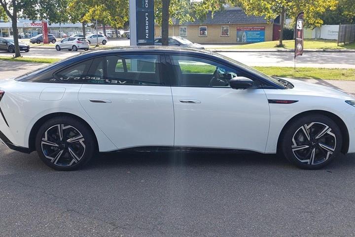 Hvid Hongqi EH7 fra 2025