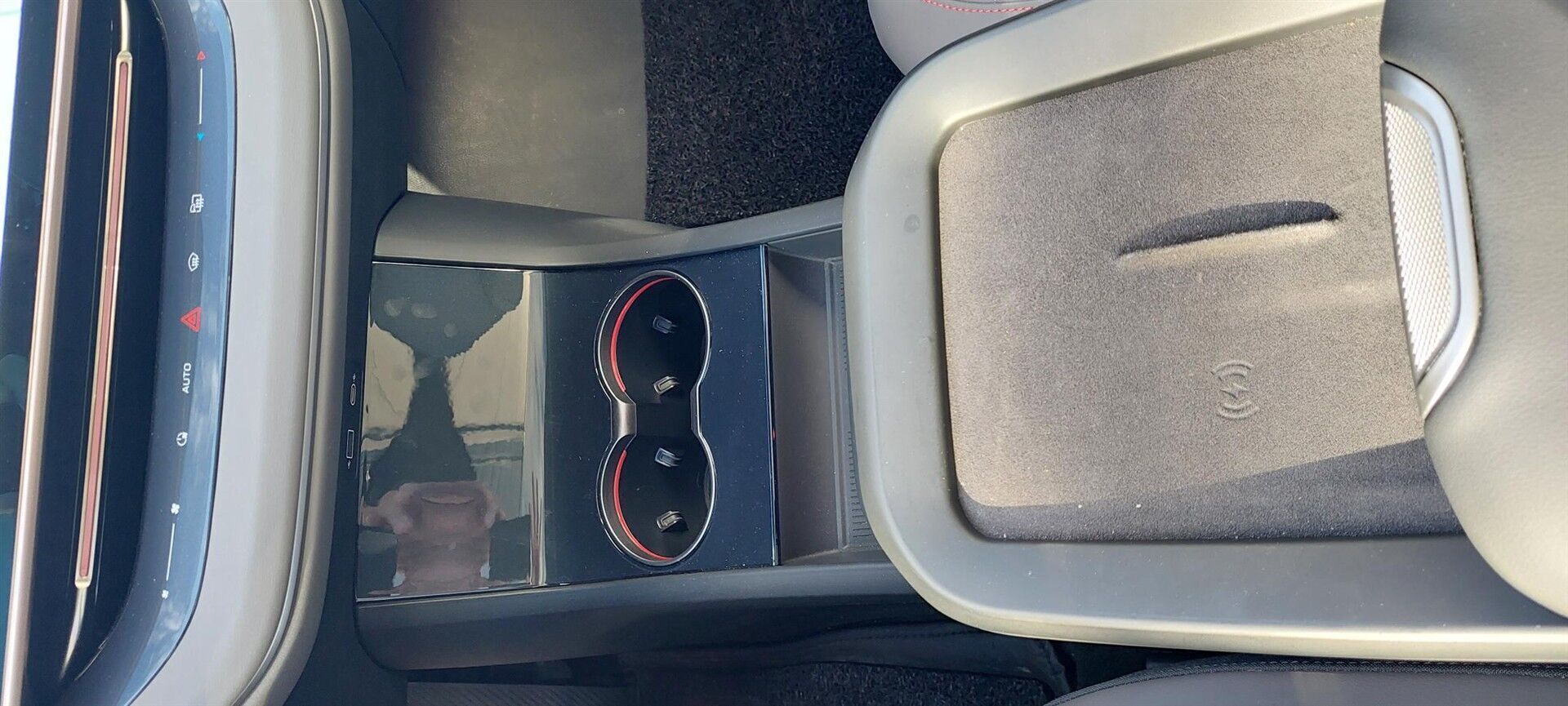 Hvid Hongqi EH7 fra 2025