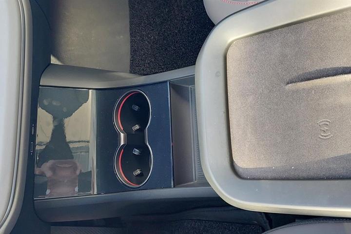 Hvid Hongqi EH7 fra 2025