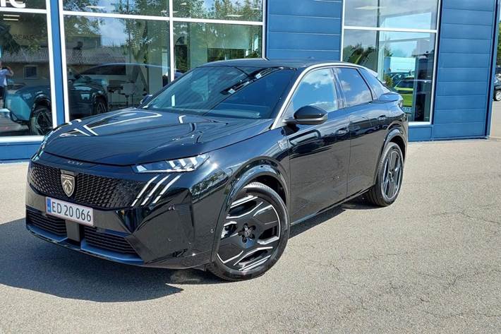 Sort Peugeot e-3008 fra 2024 set udefra