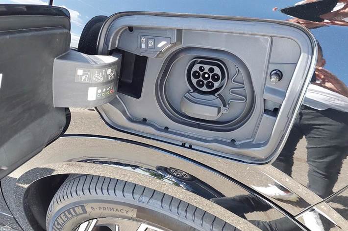 Sort Peugeot e-3008 fra 2024