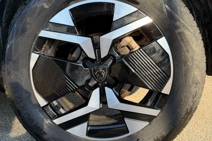 Sort Peugeot 2008 fra 2024