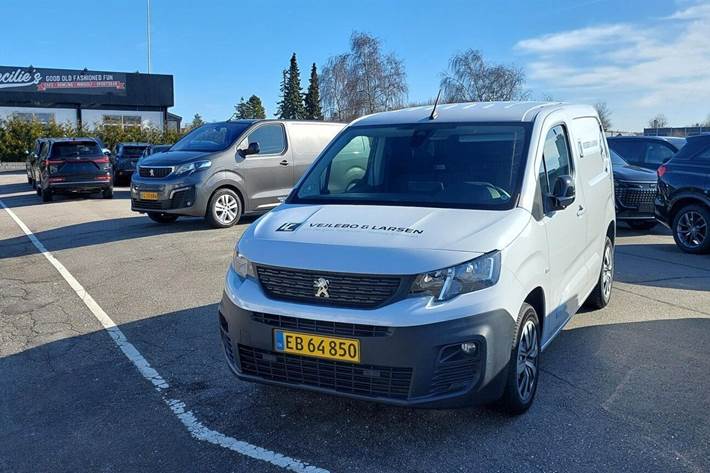 Hvid Peugeot e-Partner fra 2023