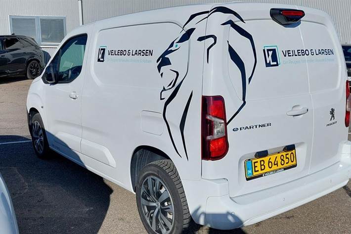 Hvid Peugeot e-Partner fra 2023