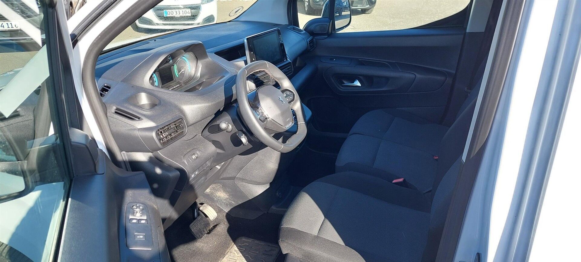 Hvid Peugeot e-Partner fra 2023