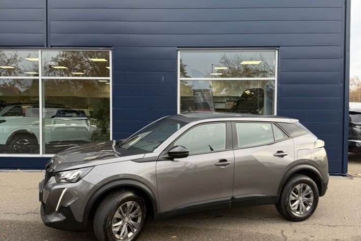 Grå Peugeot 2008 fra 2023