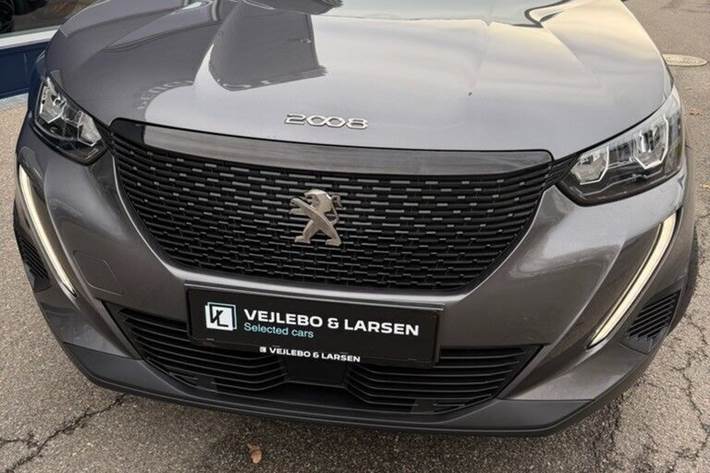 Grå Peugeot 2008 fra 2023