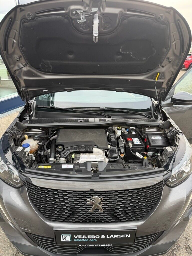Grå Peugeot 2008 fra 2023