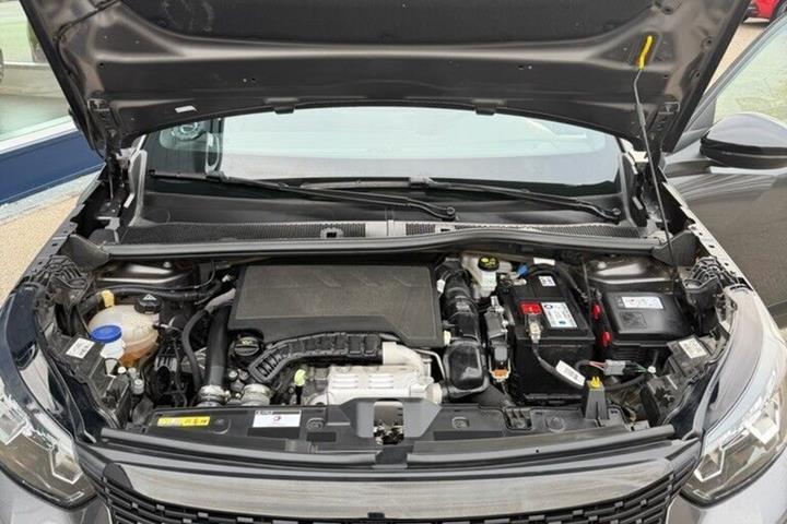 Grå Peugeot 2008 fra 2023
