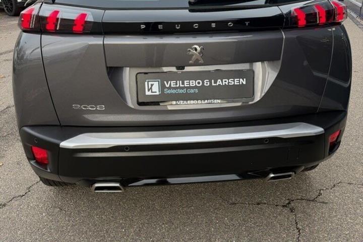 Grå Peugeot 2008 fra 2023
