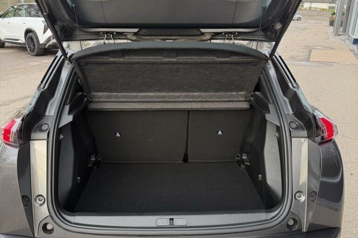 Grå Peugeot 2008 fra 2023