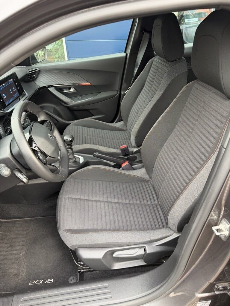 Grå Peugeot 2008 fra 2023
