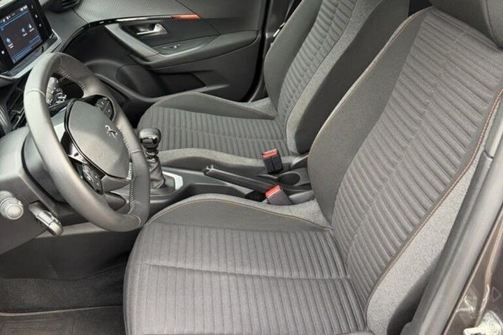 Grå Peugeot 2008 fra 2023