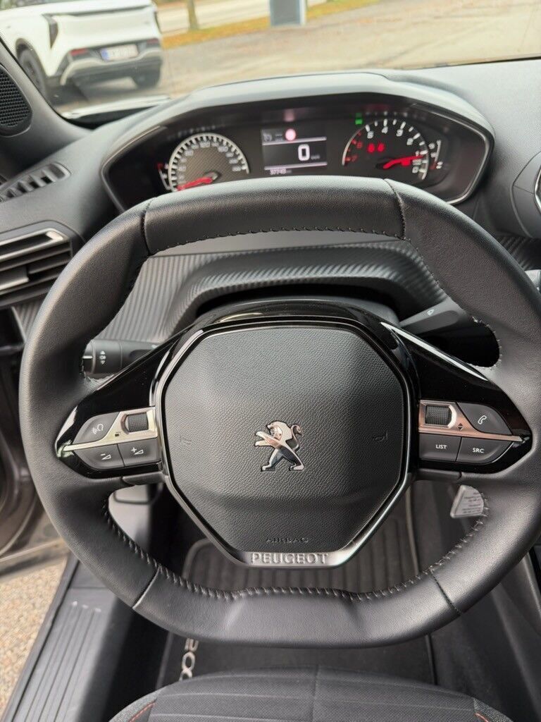 Grå Peugeot 2008 fra 2023