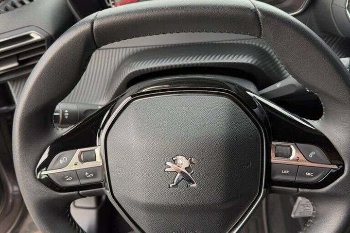 Grå Peugeot 2008 fra 2023
