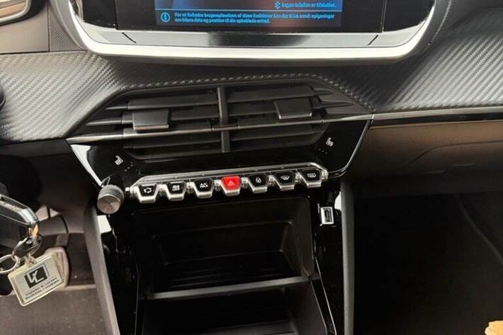 Grå Peugeot 2008 fra 2023