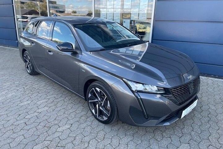 Grå Peugeot 308 fra 2022 set udefra