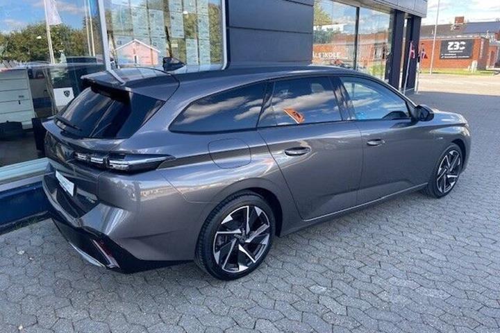 Grå Peugeot 308 fra 2022