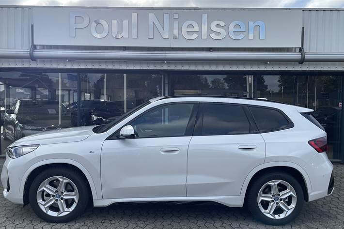 Hvid BMW iX1 fra 2024 set udefra