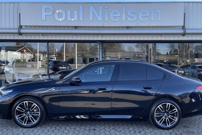 Sort BMW i5 fra 2023