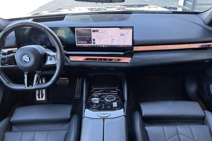 Sort BMW i5 fra 2023