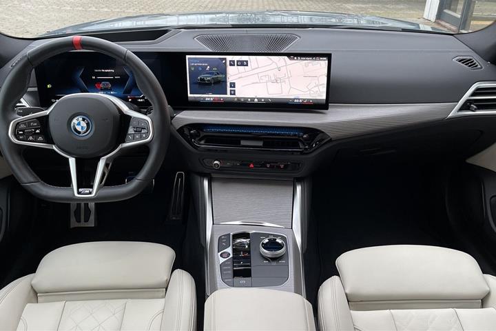 Grøn BMW i4 fra 2025