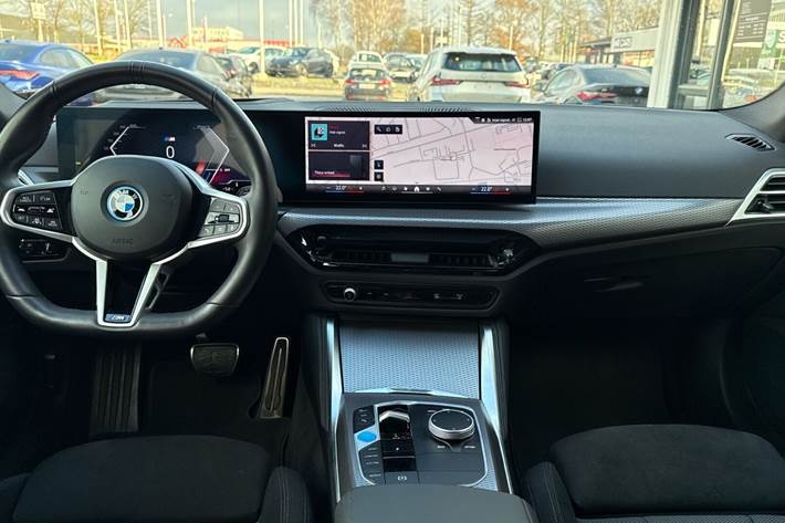 Hvid BMW i4 fra 2024