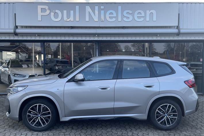 Sølv BMW iX1 fra 2025