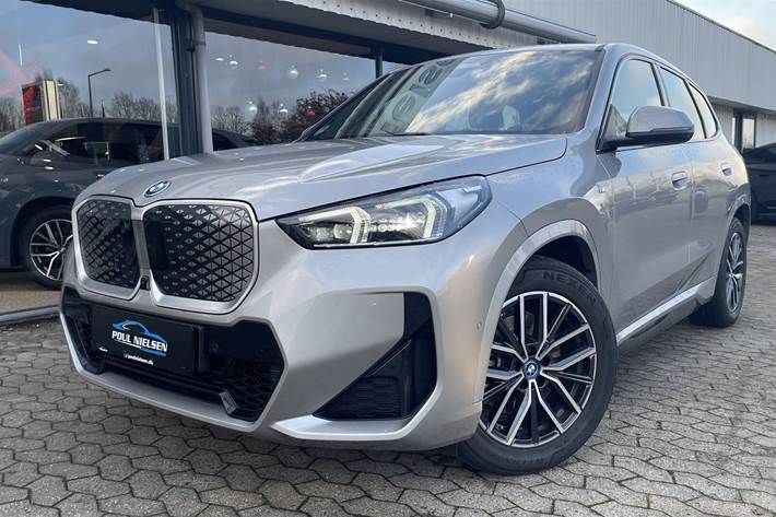 Sølv BMW iX1 fra 2025