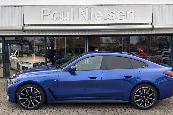 Blå BMW i4 fra 2024