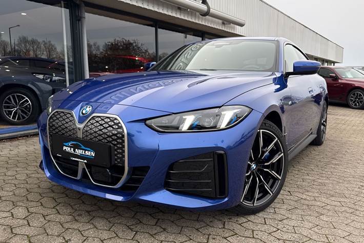 Blå BMW i4 fra 2024