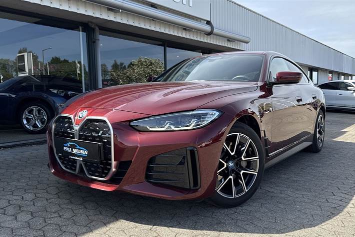 Rød BMW i4 fra 2024