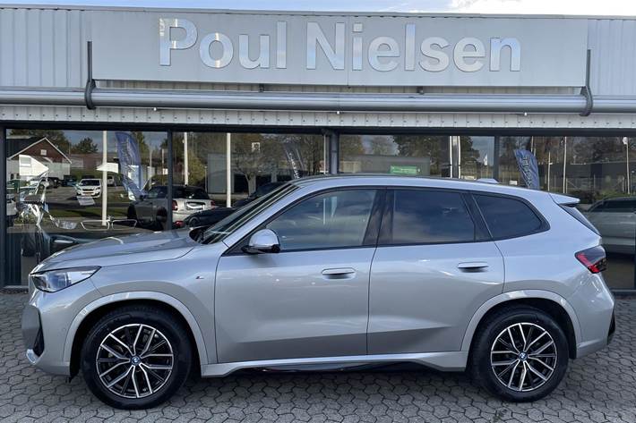 Sølv BMW iX1 fra 2023