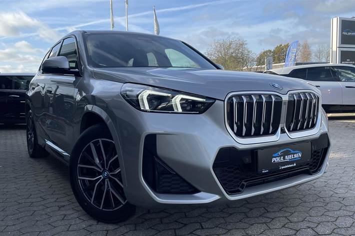 Sølv BMW iX1 fra 2023 set udefra