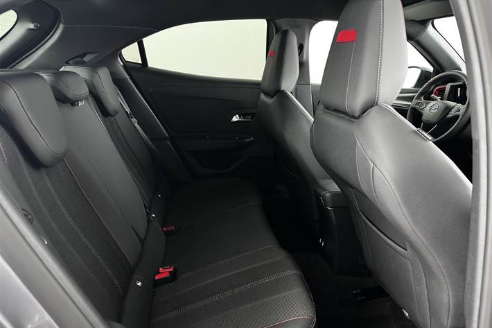 Grå Opel Mokka-e fra 2023