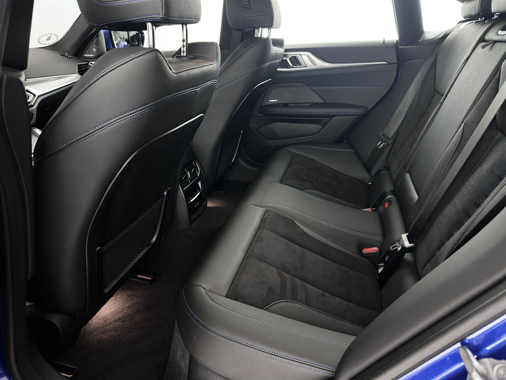 Blå BMW i4 fra 2024