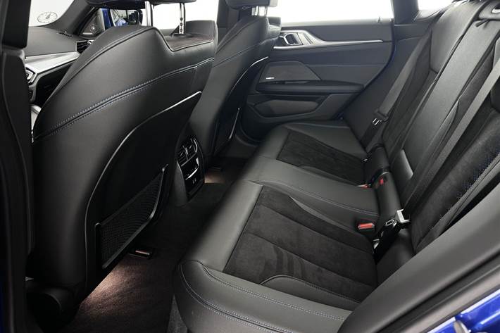 Blå BMW i4 fra 2024