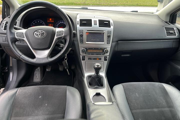Sort Toyota Avensis fra 2014