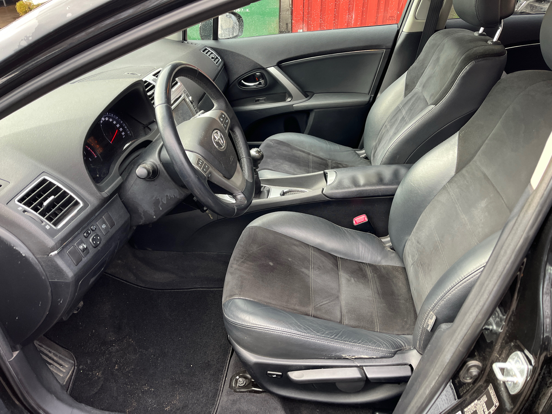 Sort Toyota Avensis fra 2014