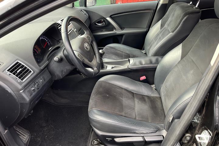 Sort Toyota Avensis fra 2014