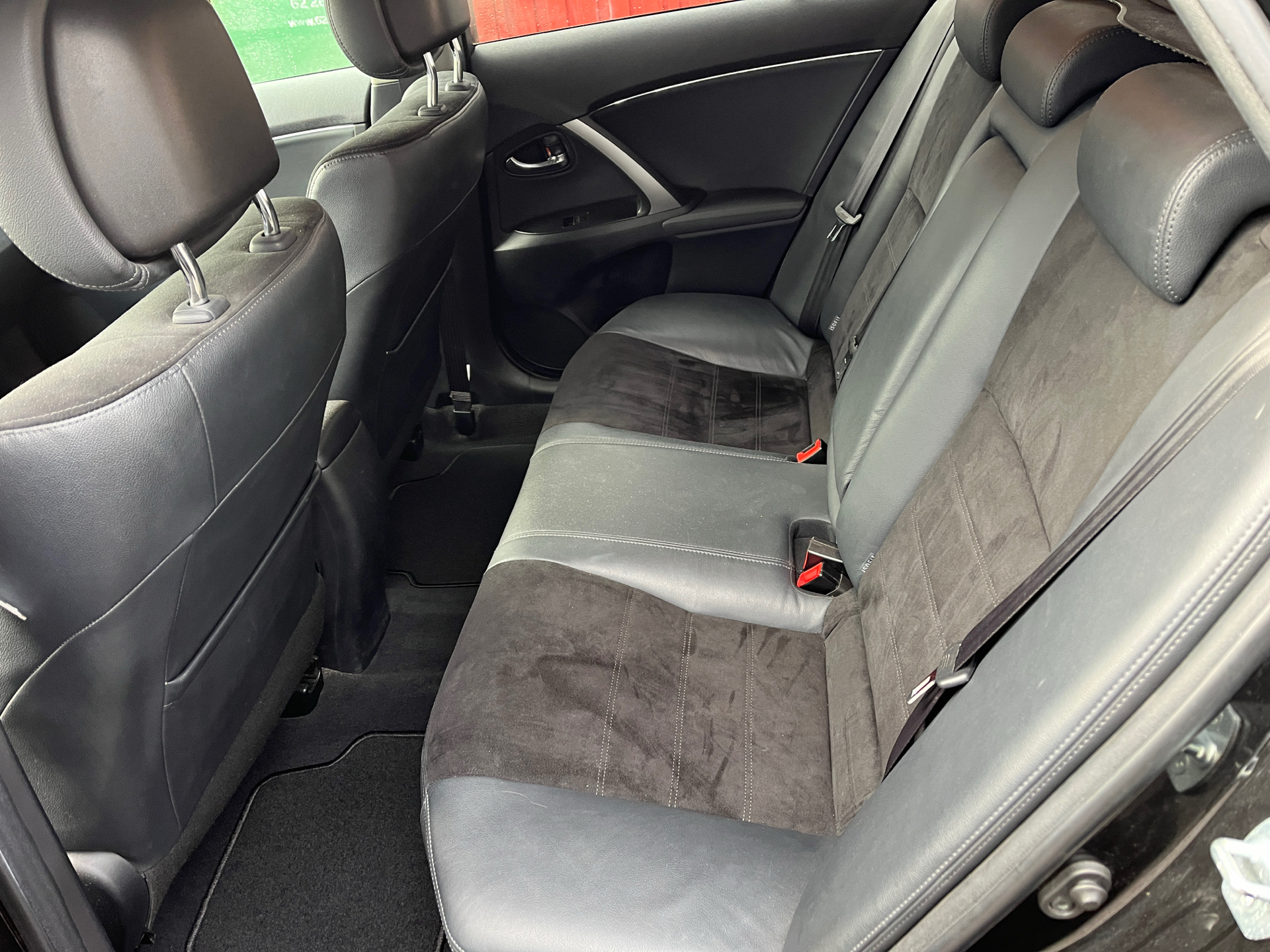 Sort Toyota Avensis fra 2014