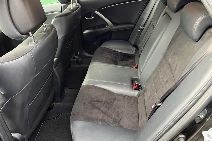 Sort Toyota Avensis fra 2014