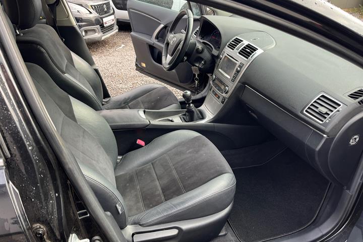 Sort Toyota Avensis fra 2014
