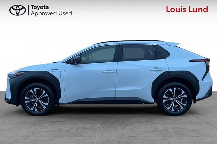 Hvid Toyota BZ4X fra 2025